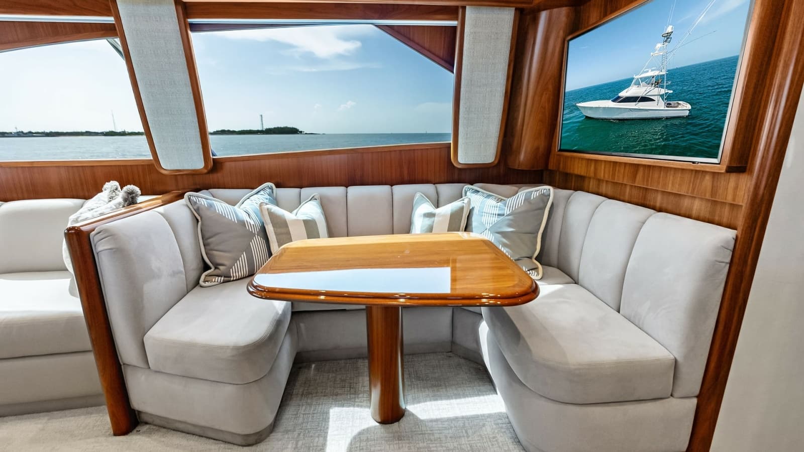 2018 Viking 62 Convertible - Photo 14