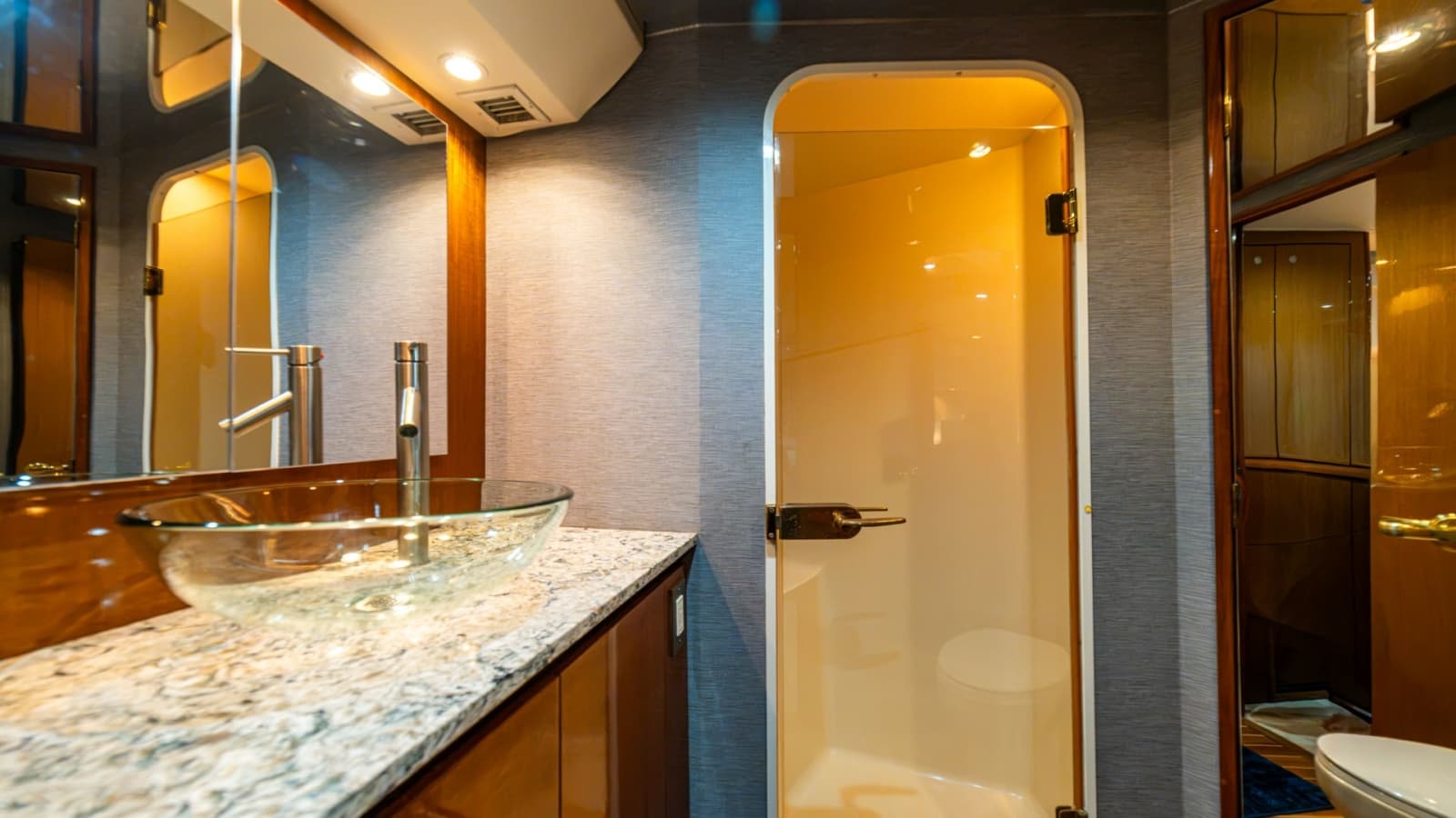 2001 Viking 61 Convertible - Photo 31