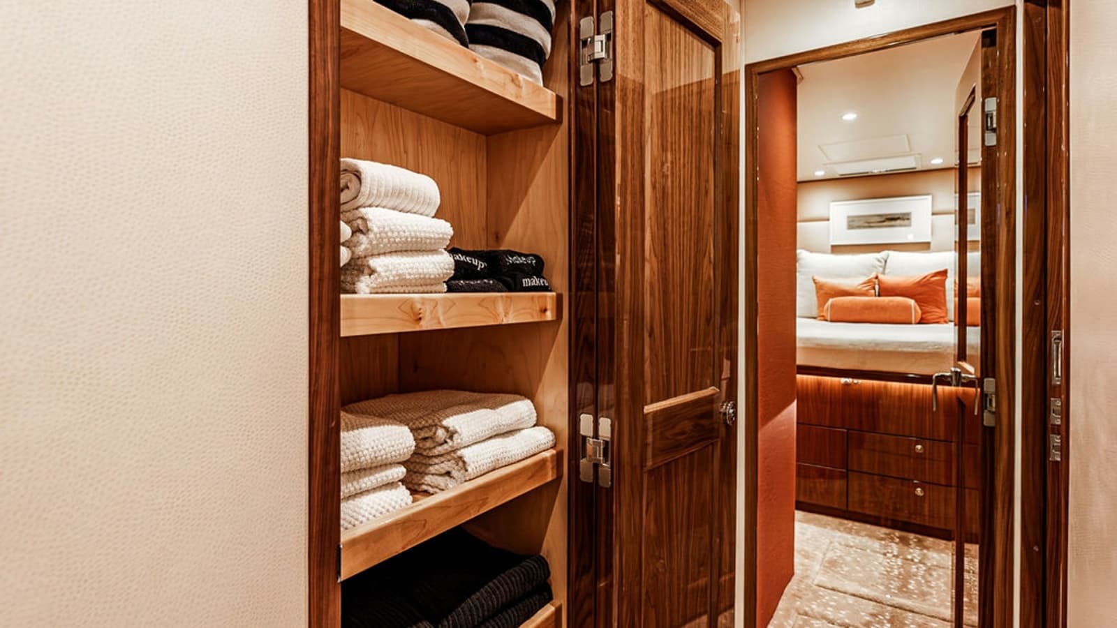 2019 Viking 80 Skybridge - Photo 43