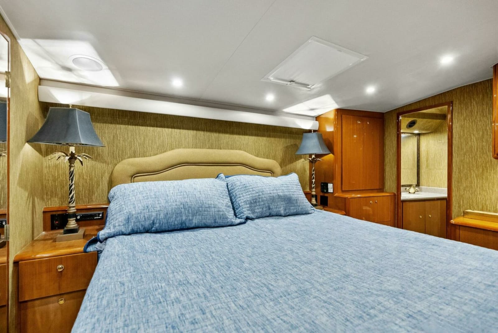 2002 Viking 65 Convertible - Photo 29