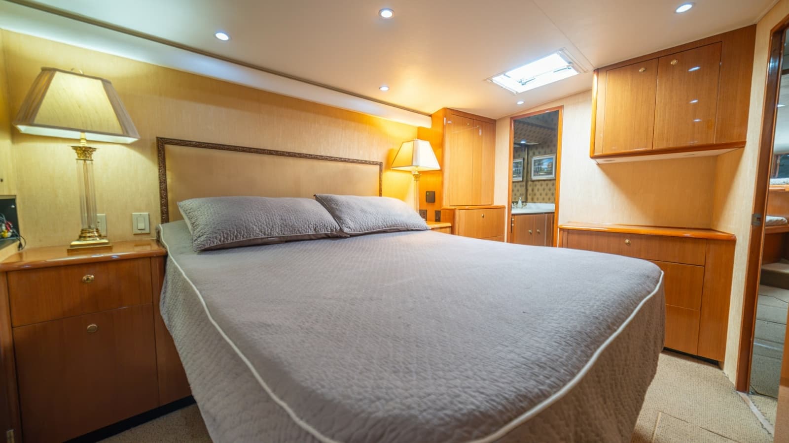 2002 Viking 61 Convertible - Photo 22