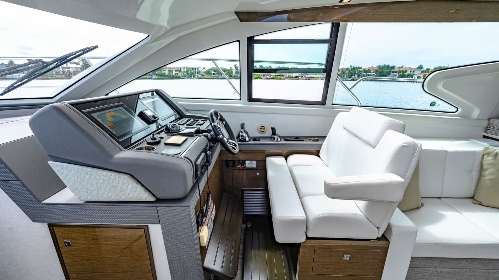 2019 Cruisers Yachts Cantius 46 - Photo 18