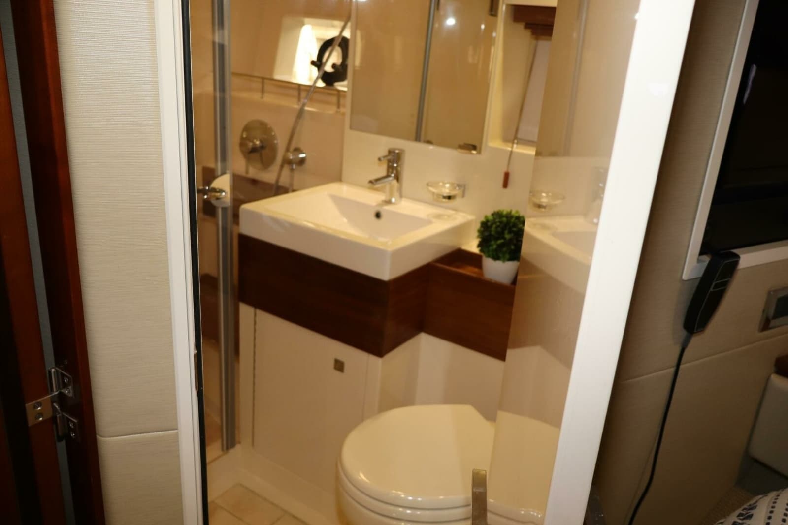 2015 Sea Ray 410 Sundancer - Photo 47