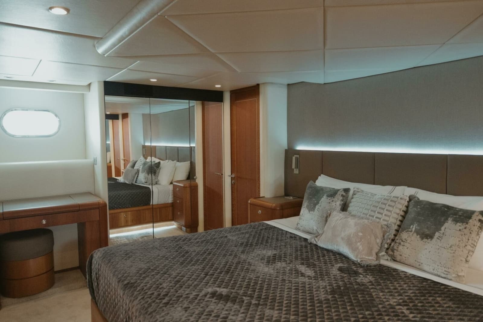 1996 Oceanfast 87 Enclosed Bridge Sportfish - Photo 13
