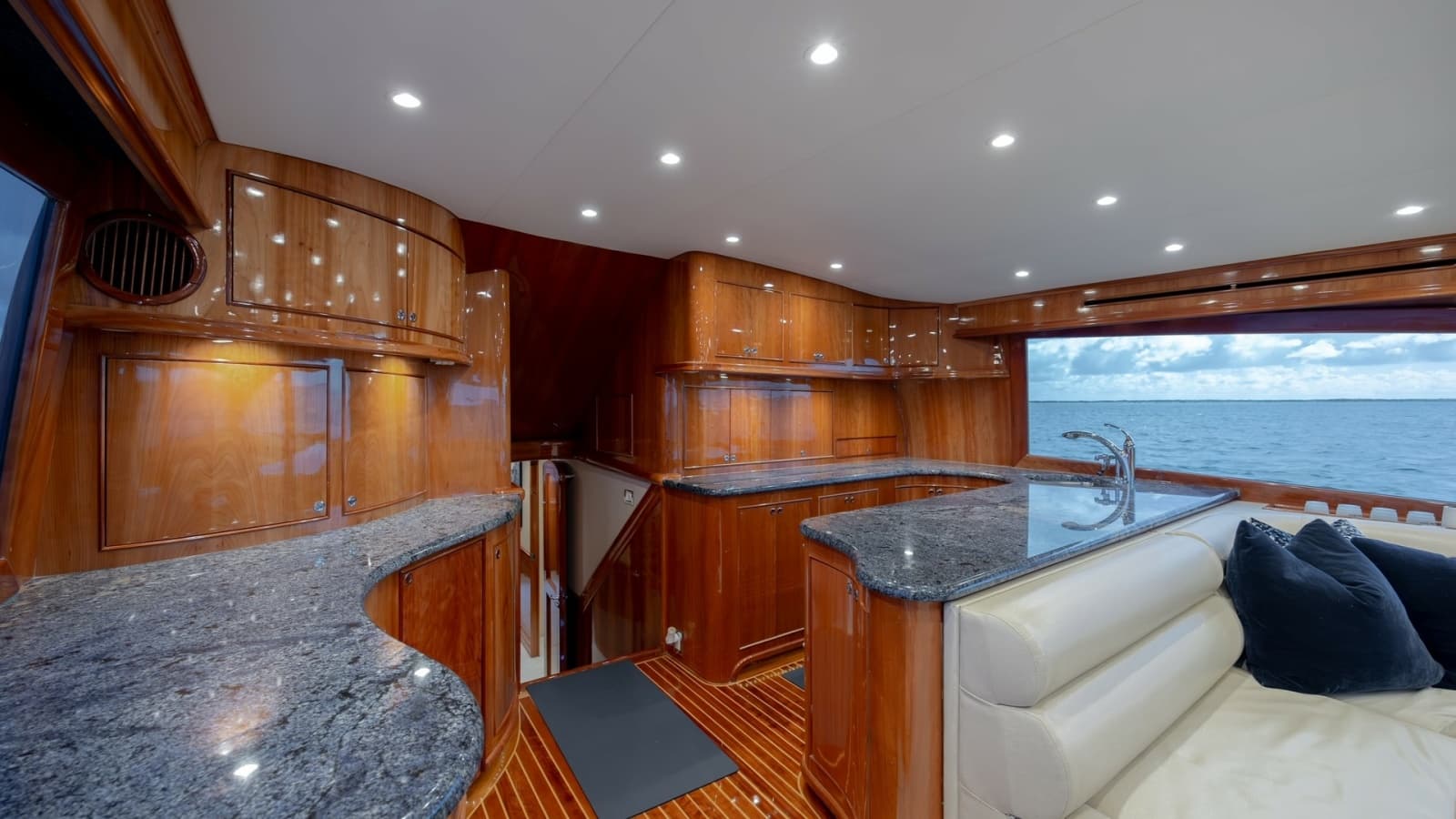 2008 Winter Custom Yachts 62 Sportfish - Photo 11
