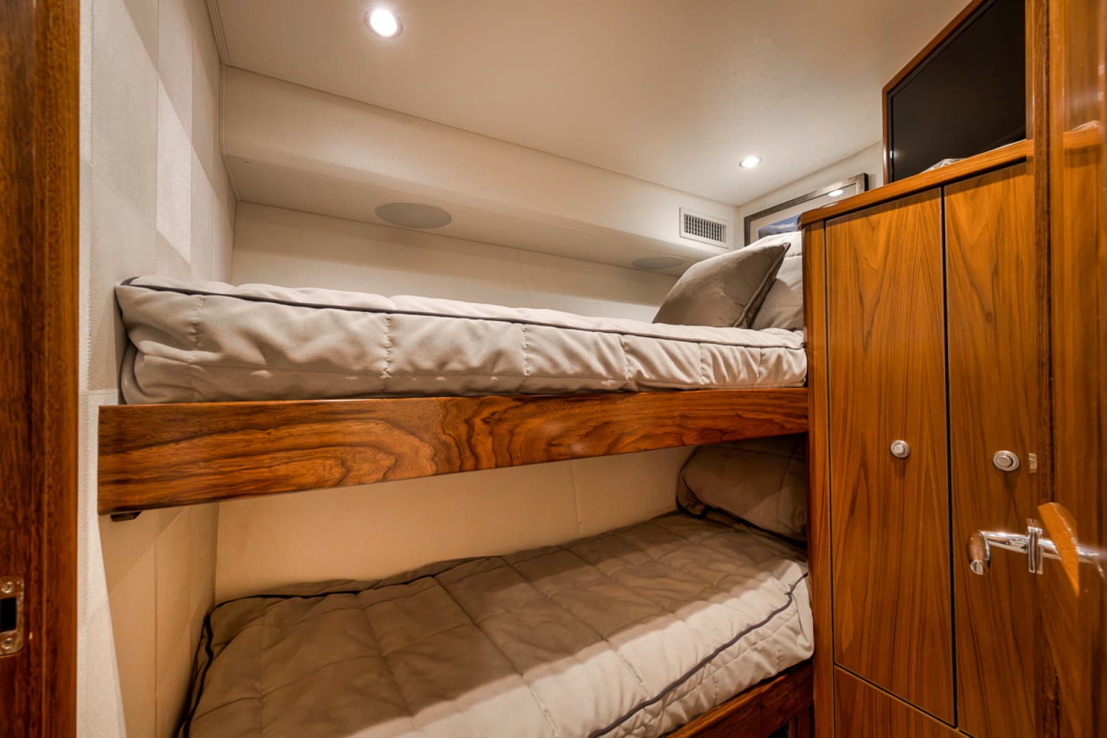 2020 Viking 68 Convertible - Photo 25