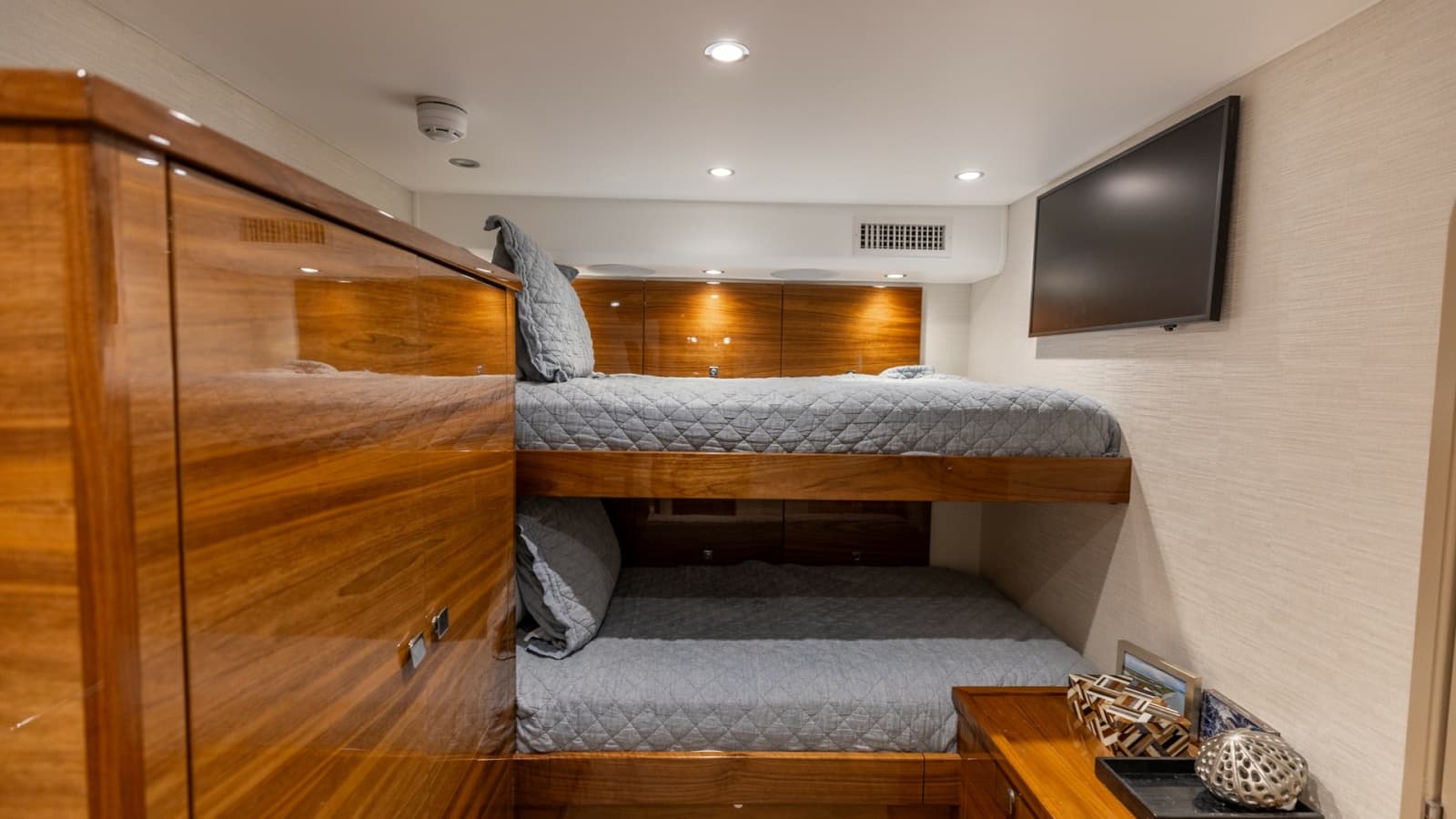 2025 Viking 74 Convertible - Photo 32