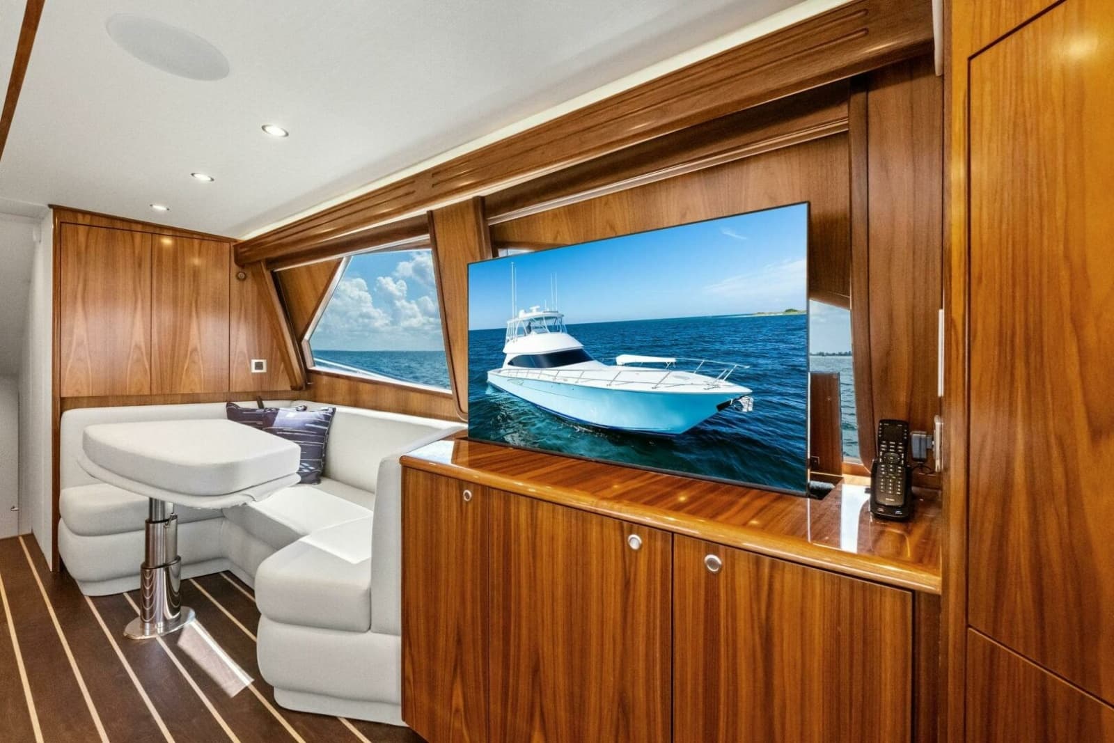 2025 Viking 58 Convertible - Photo 14