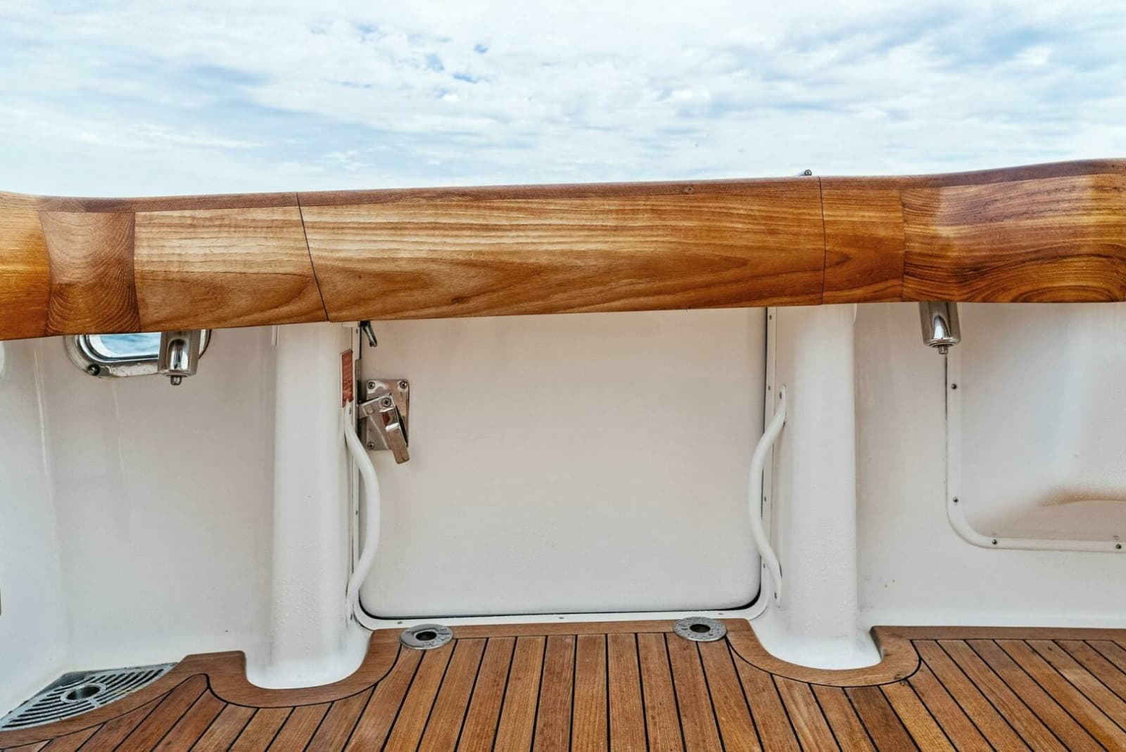 2006 Viking 61 Convertible - Photo 51