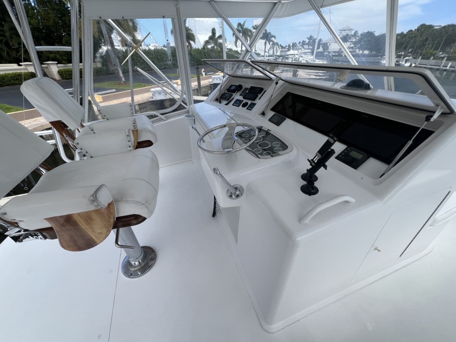 2003 Viking 52 Convertible - Photo 10