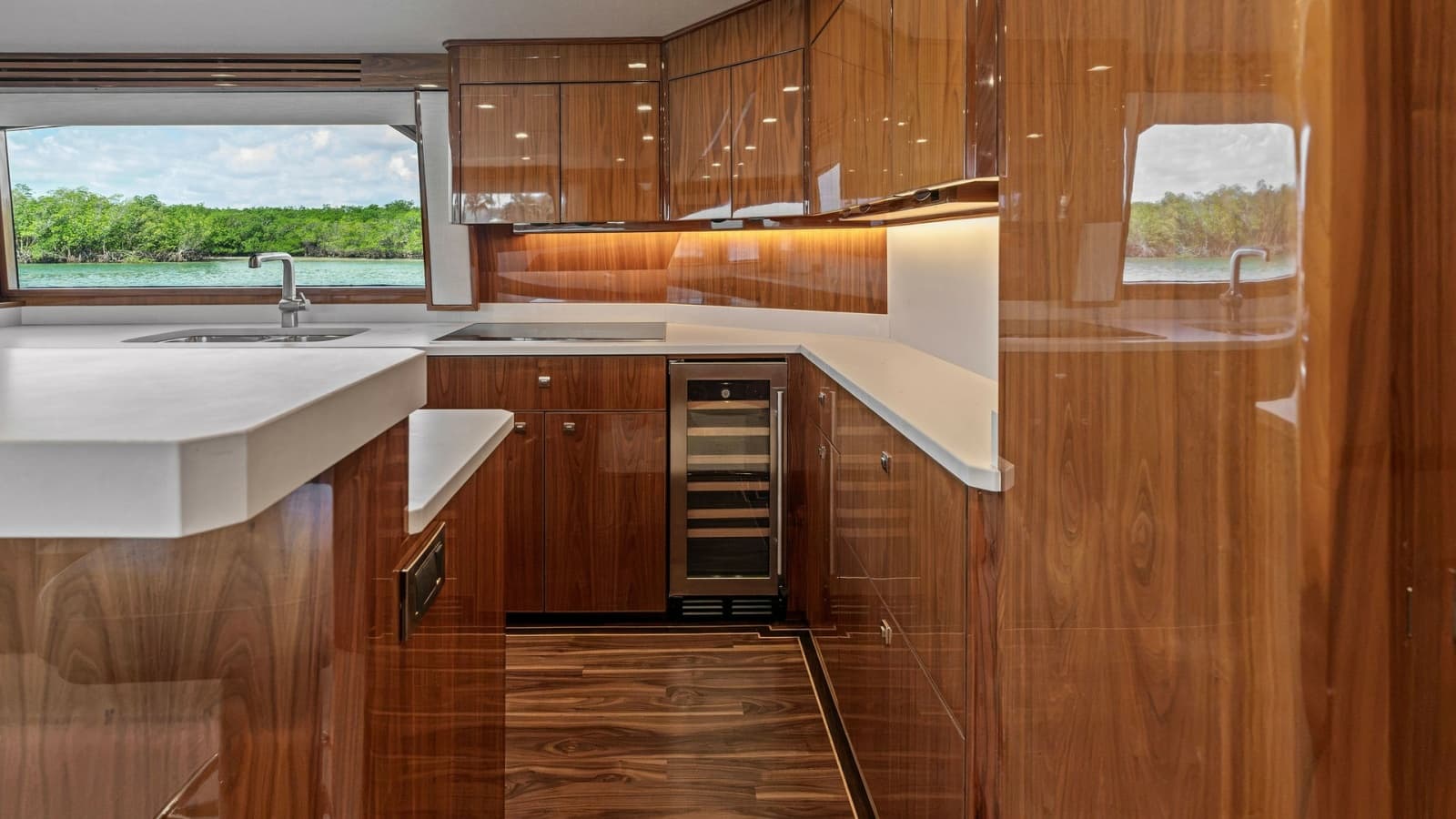 2016 Viking 80 Enclosed Bridge - Photo 17