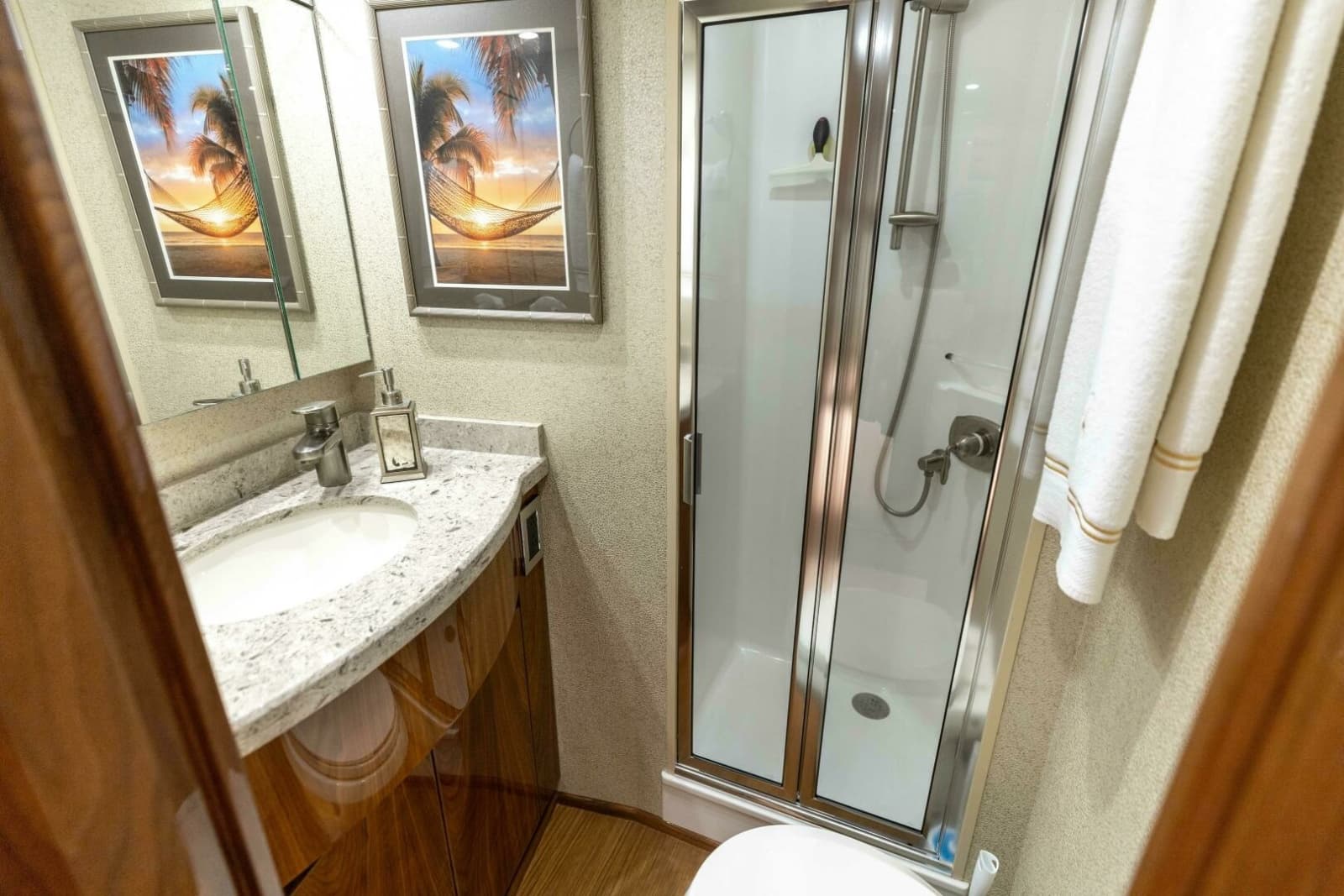 2018 Viking 62 Convertible - Photo 20