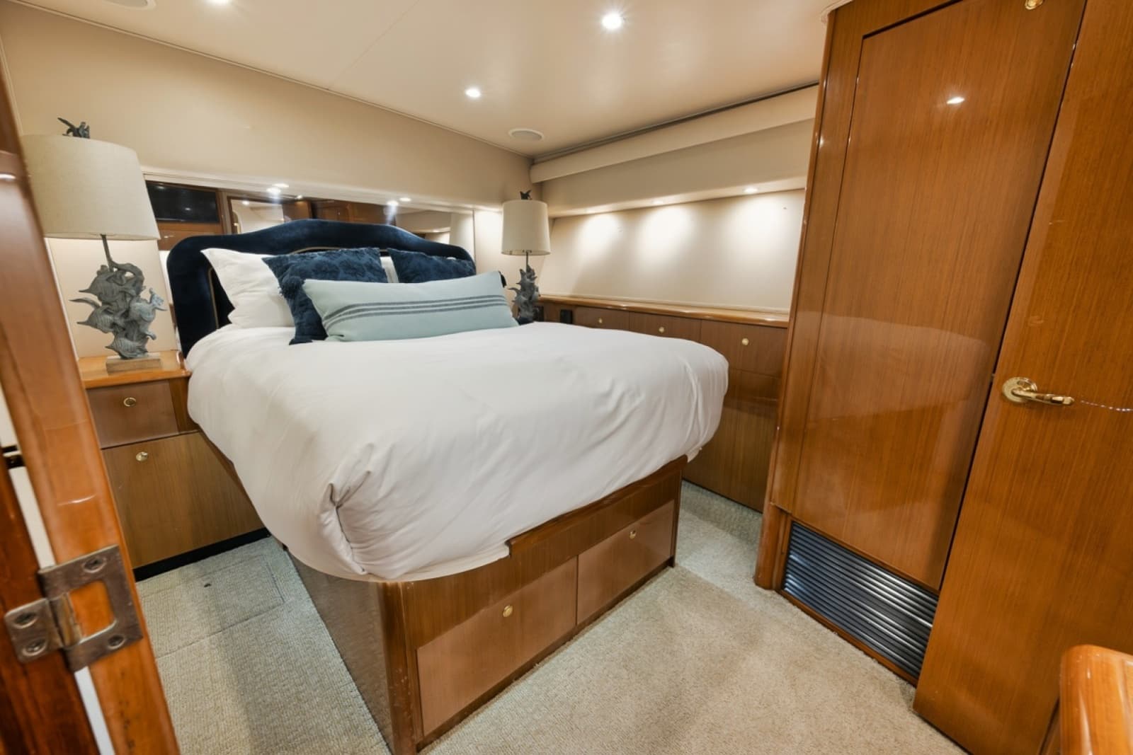 2003 Viking 52 Convertible - Photo 16