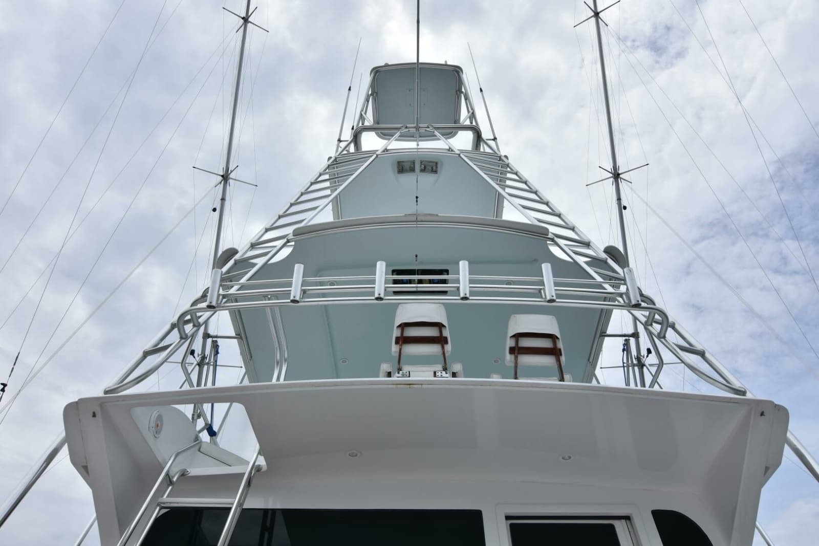 1999 Viking 58 Convertible - Photo 11
