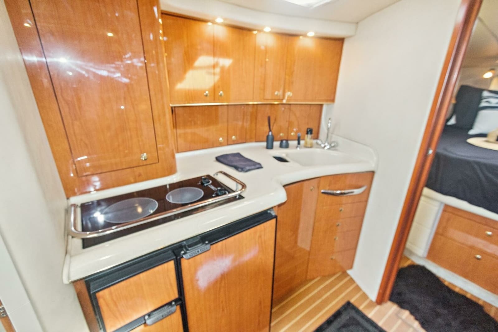 2000 Sea Ray 370 Express Cruiser - Photo 11