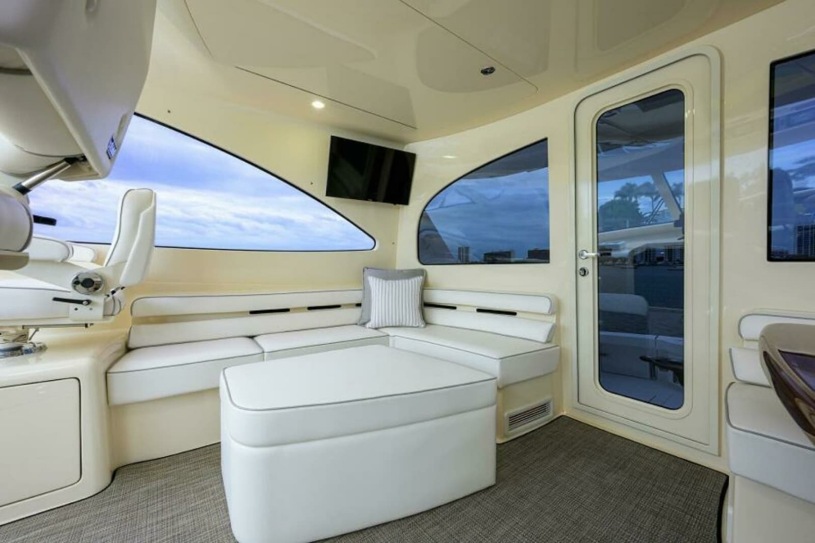 2024 Viking 54 Sport Coupe - Photo 16