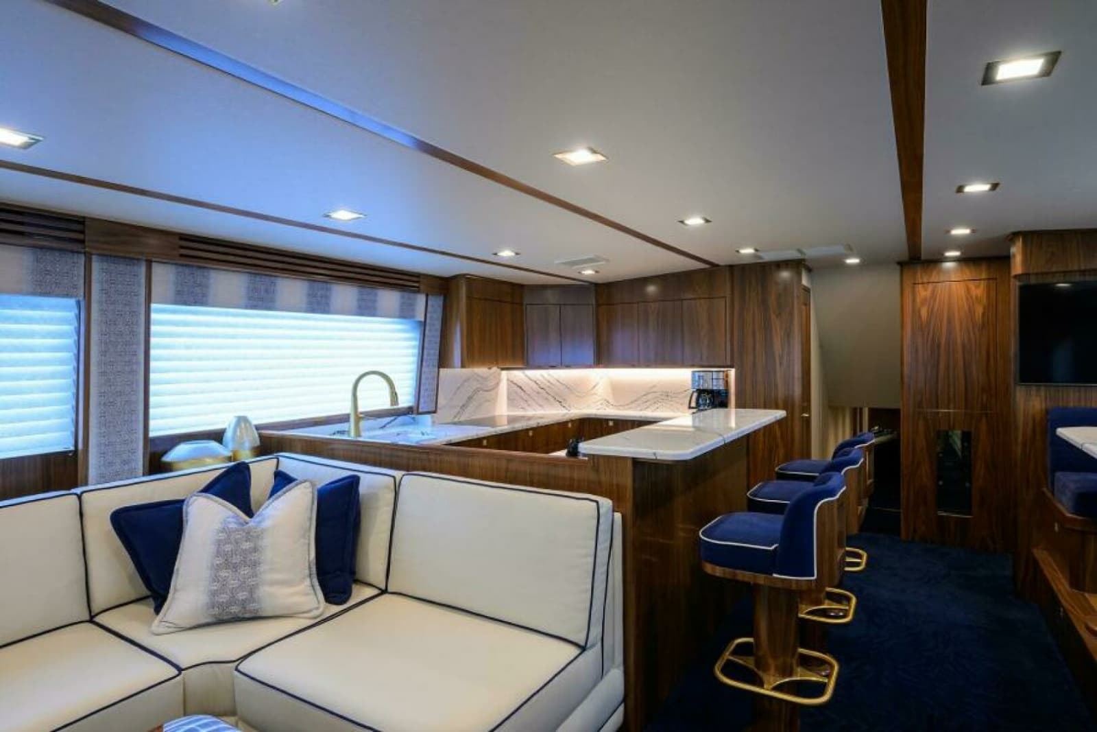 2024 Viking 80 Convertible - Photo 5