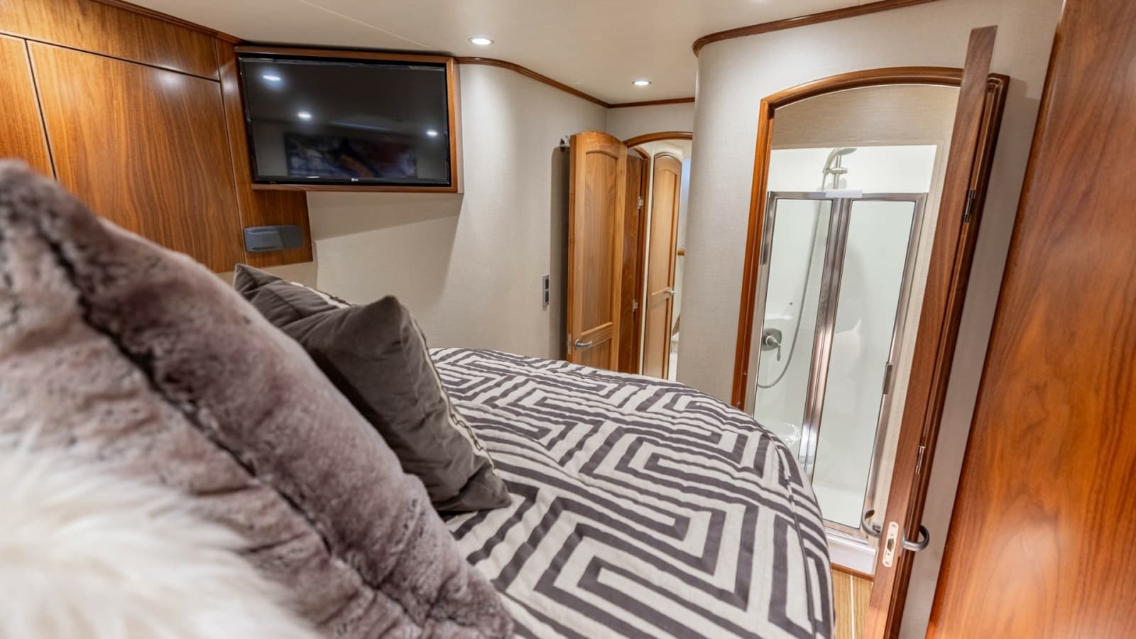 2020 Viking 62 Convertible - Photo 30