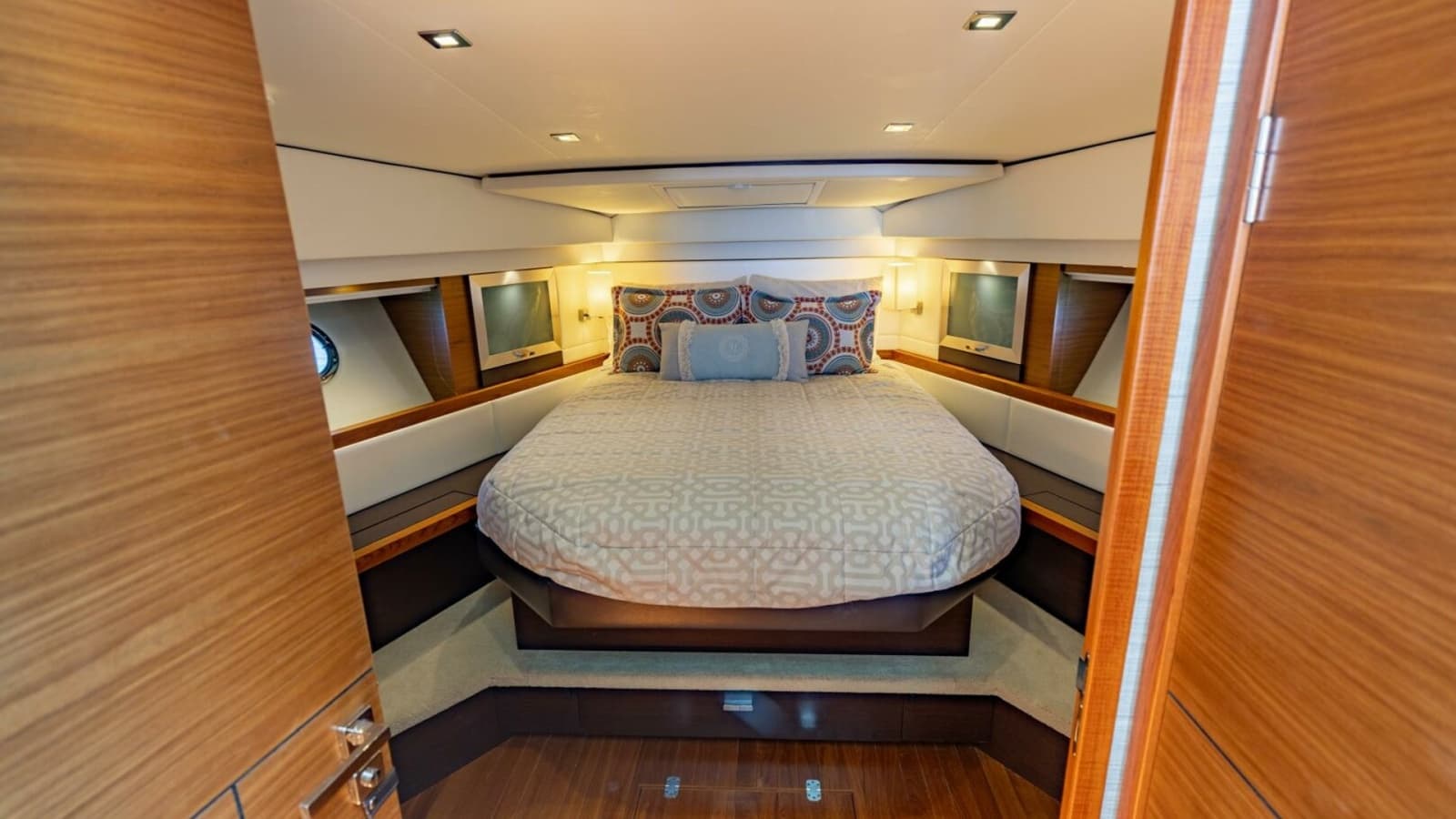 2015 Tiara Yachts 44 Coupe - Photo 21