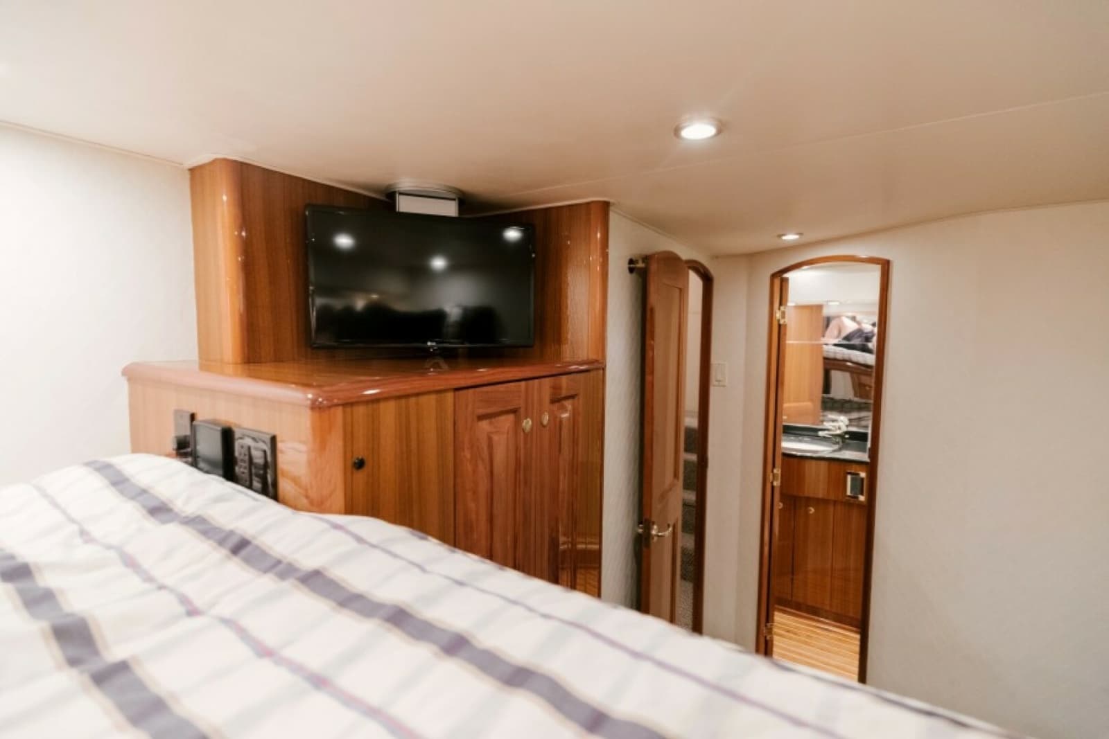 2006 Viking 74 Enclosed Bridge - Photo 32