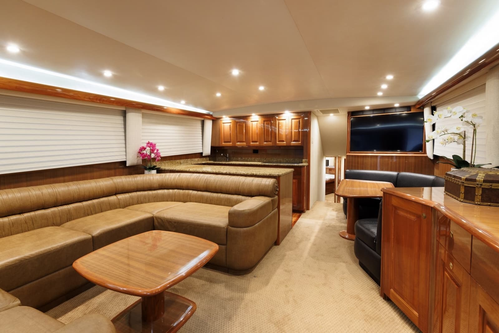 2005 Viking 61 Convertible - Photo 3