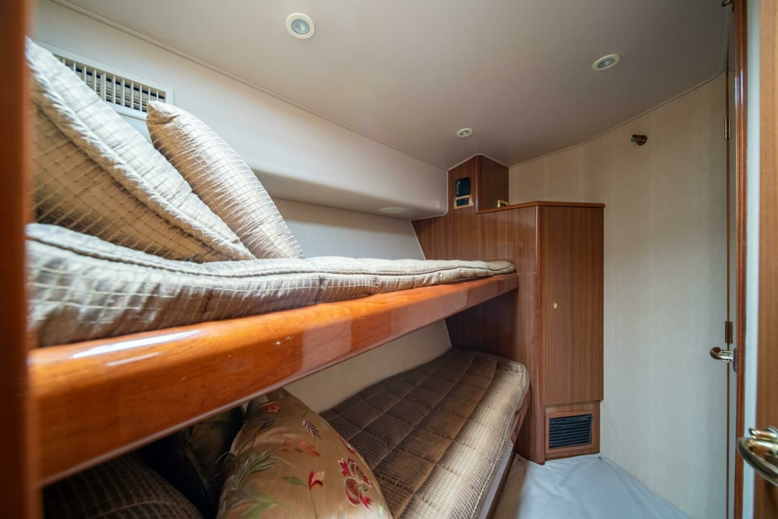 2006 Viking 52 Convertible - Photo 16