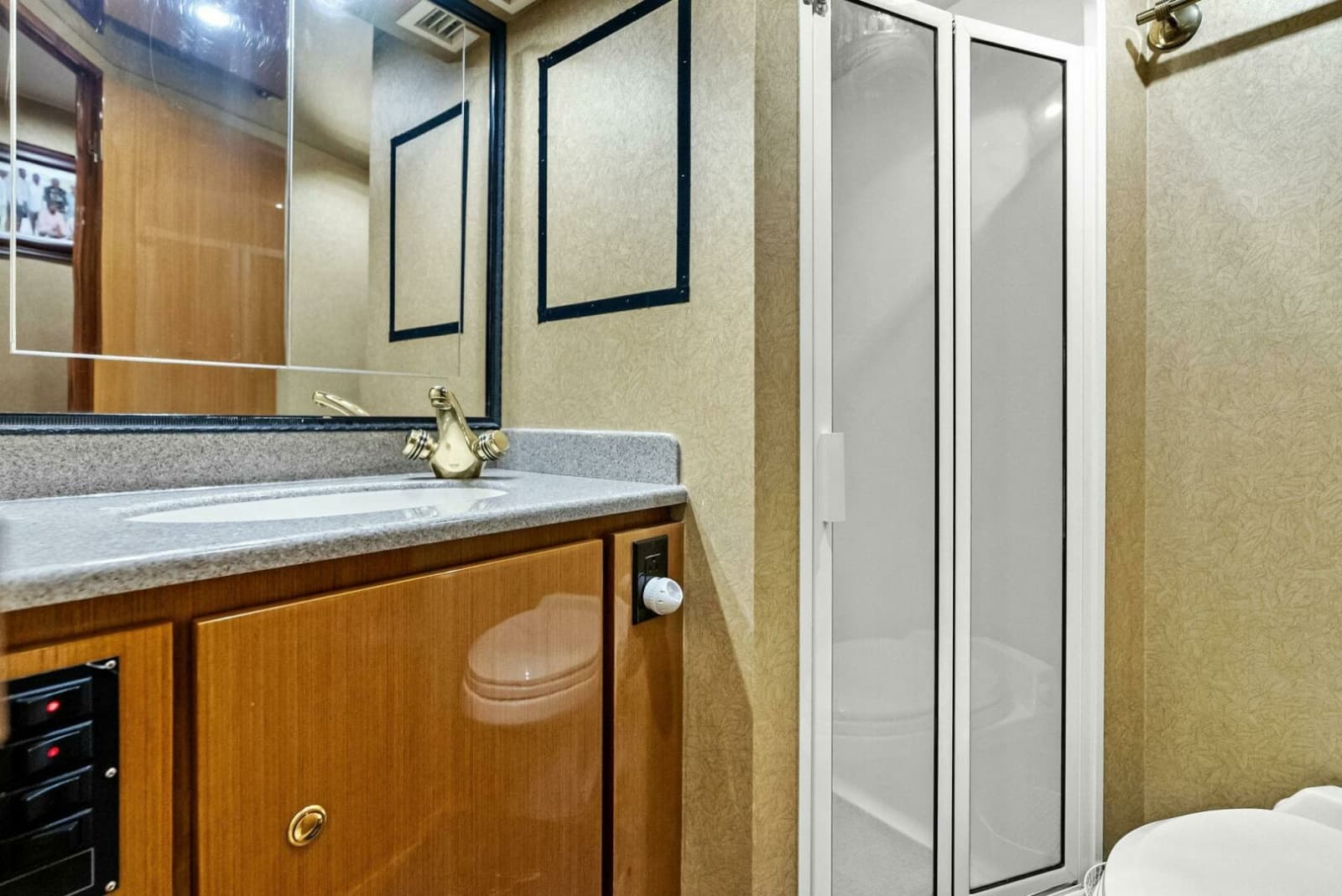 2002 Viking 65 Convertible - Photo 40
