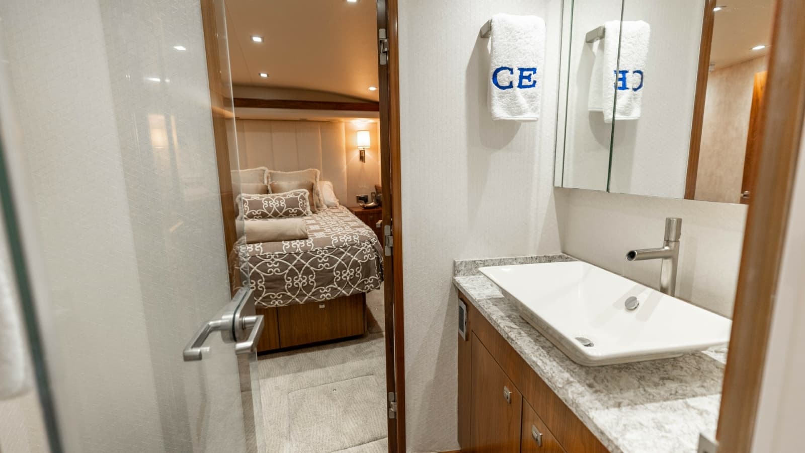 2016 Viking 80 Convertible - Photo 22