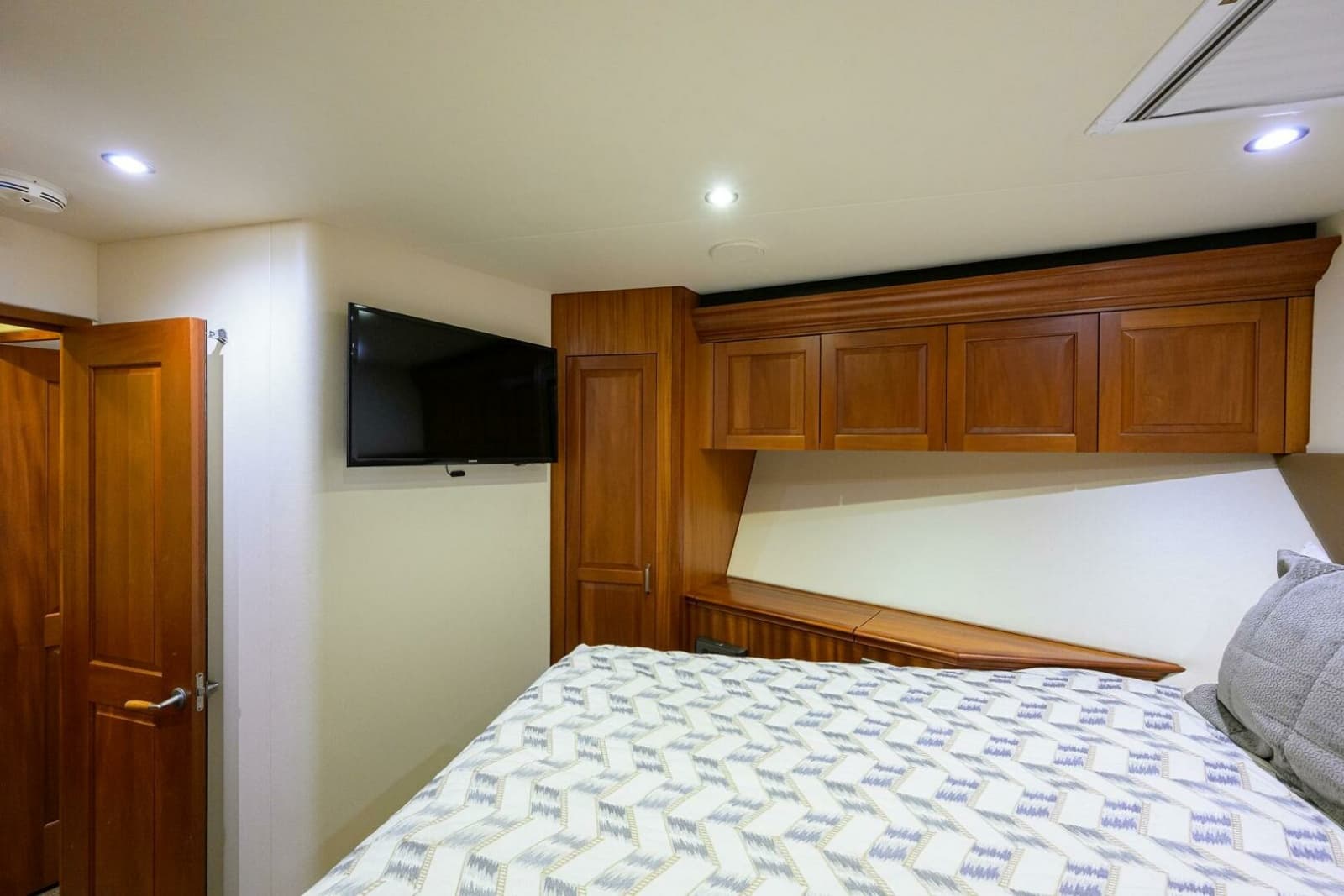 2013 Hatteras GT63 - Photo 17