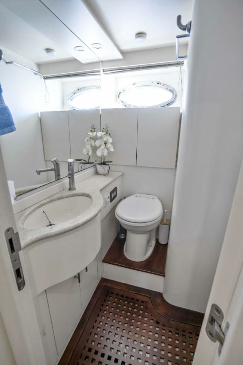 2005 Pershing 76 Motor Yacht - Photo 37