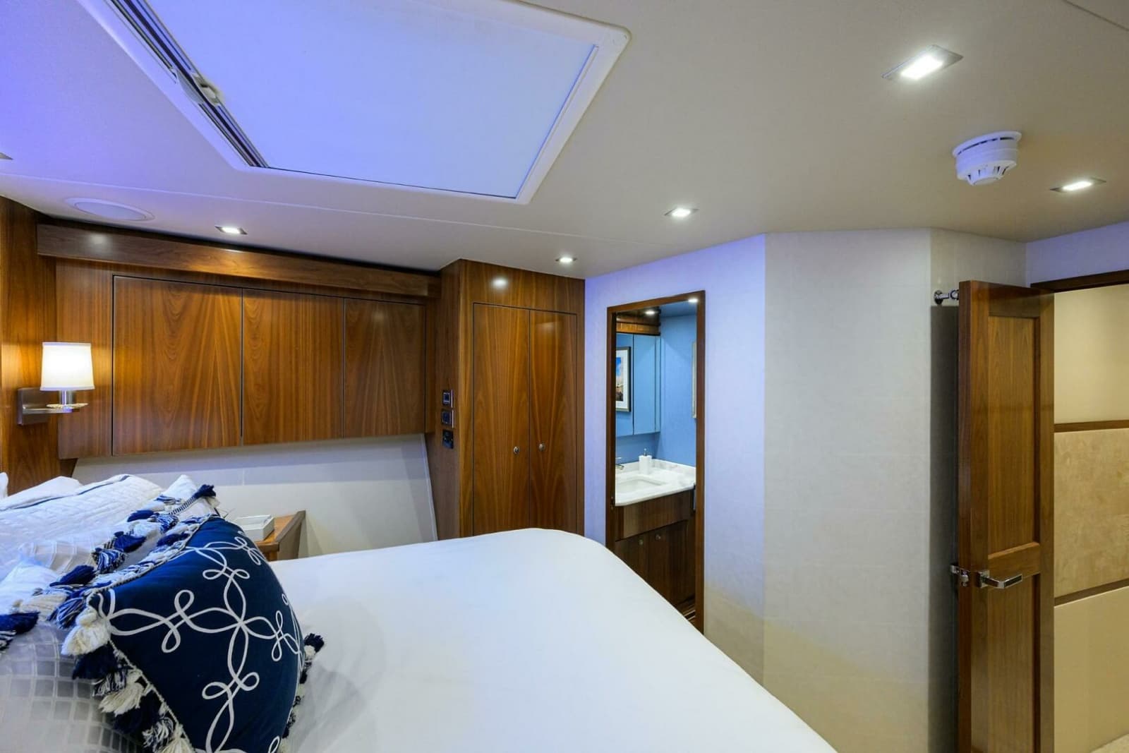 2020 Viking 92 Enclosed Bridge - Photo 19