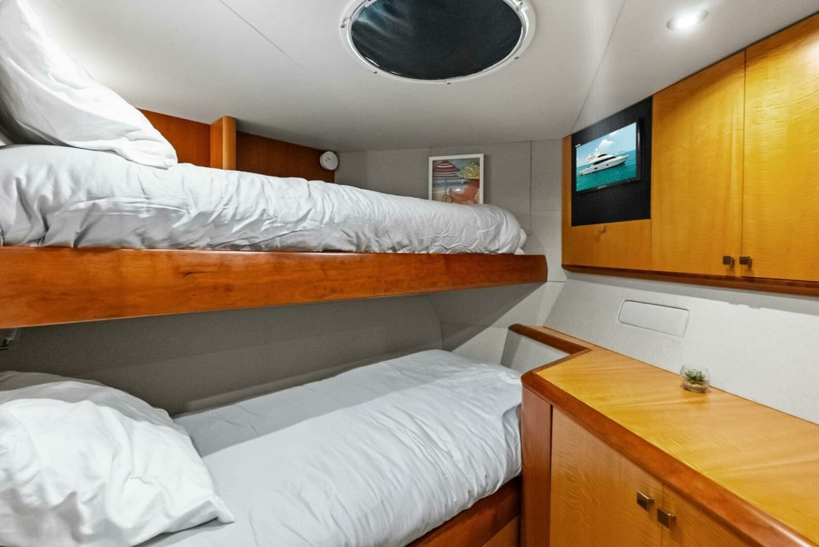 2006 Lazzara Yachts 84 Skylounge - Photo 137