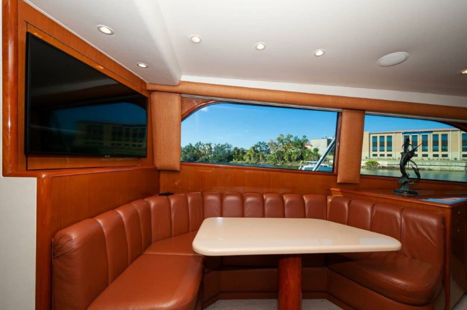 2001 Viking 61 Convertible - Photo 10