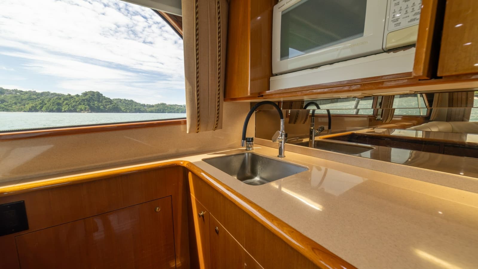 2002 Viking 61 Convertible - Photo 13
