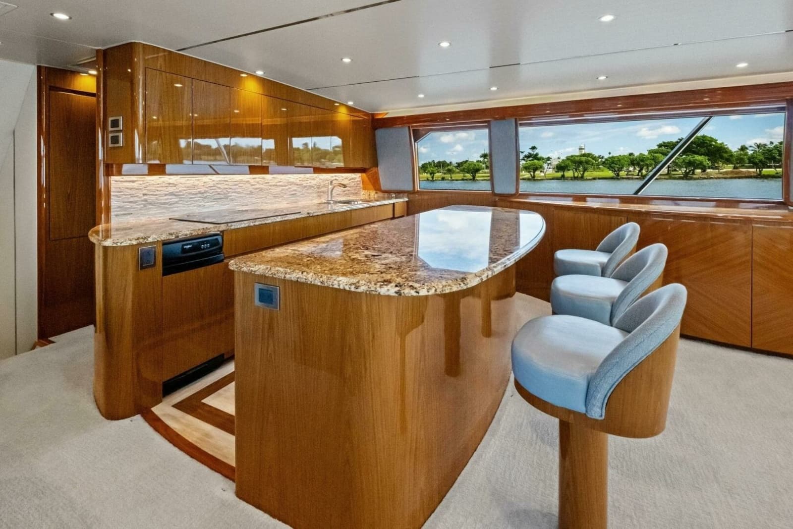 2012 Viking 82 Convertible - Photo 9