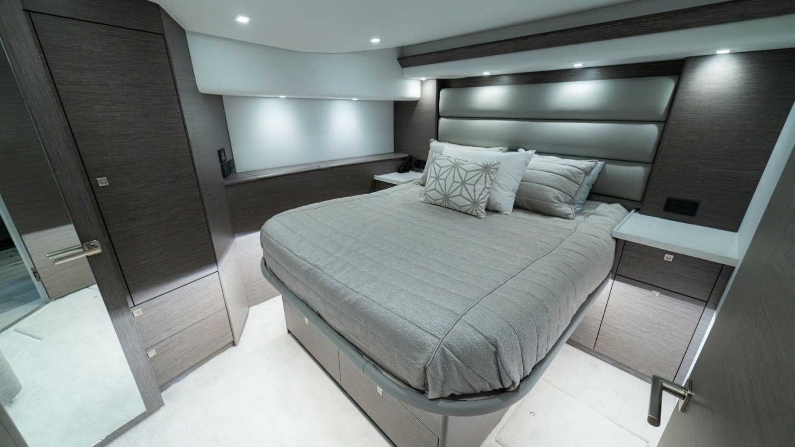 2024 Viking 64 Convertible - Photo 31