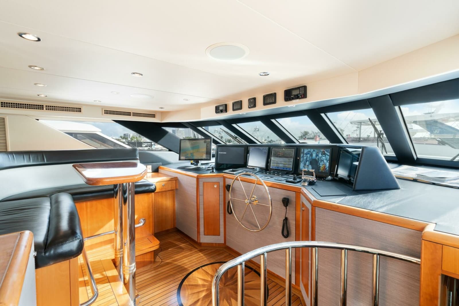 2005 Hatteras 100 Motor Yacht - Photo 26