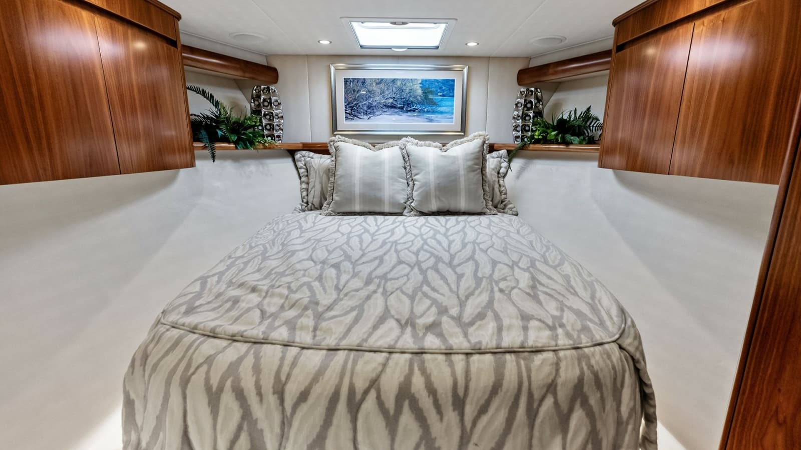 2018 Viking 62 Convertible - Photo 25