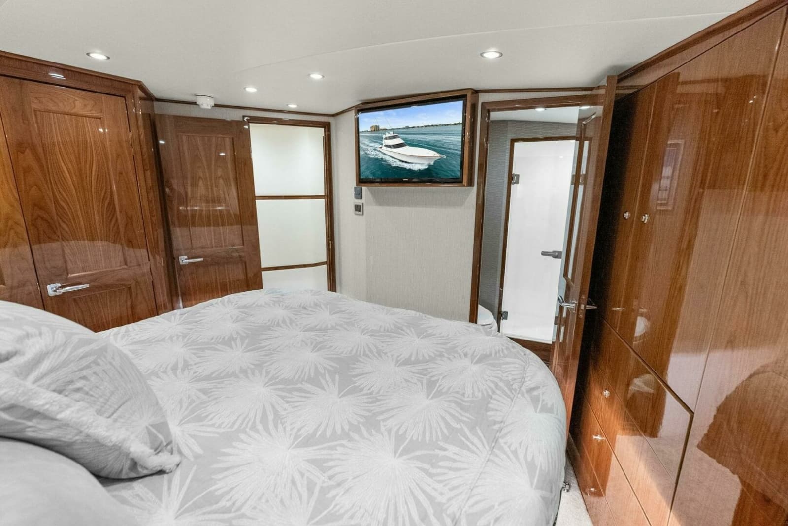 2022 Viking 68 Enclosed Bridge - Photo 31