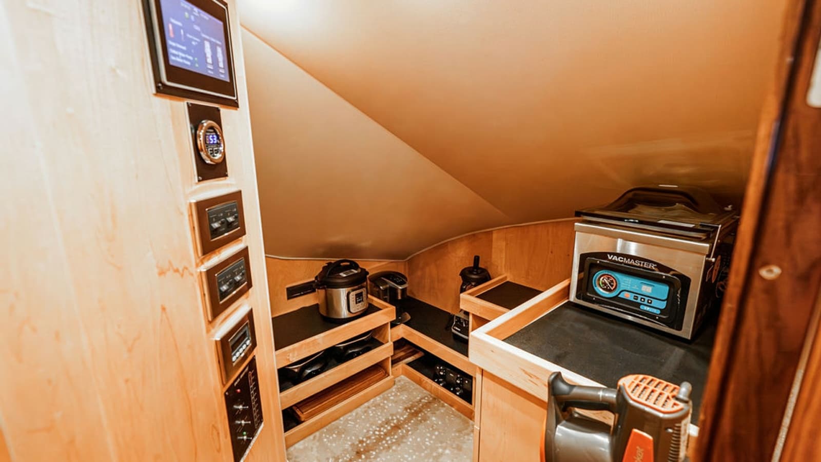 2019 Viking 80 Skybridge - Photo 20