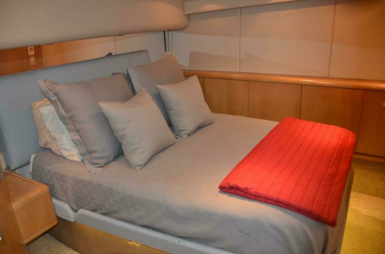 1999 Hatteras 60 Convertible - Photo 12