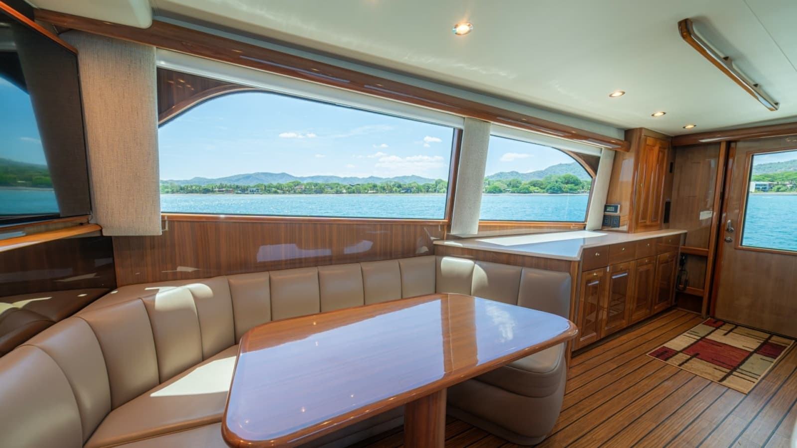 2005 Viking 61 Convertible - Photo 16