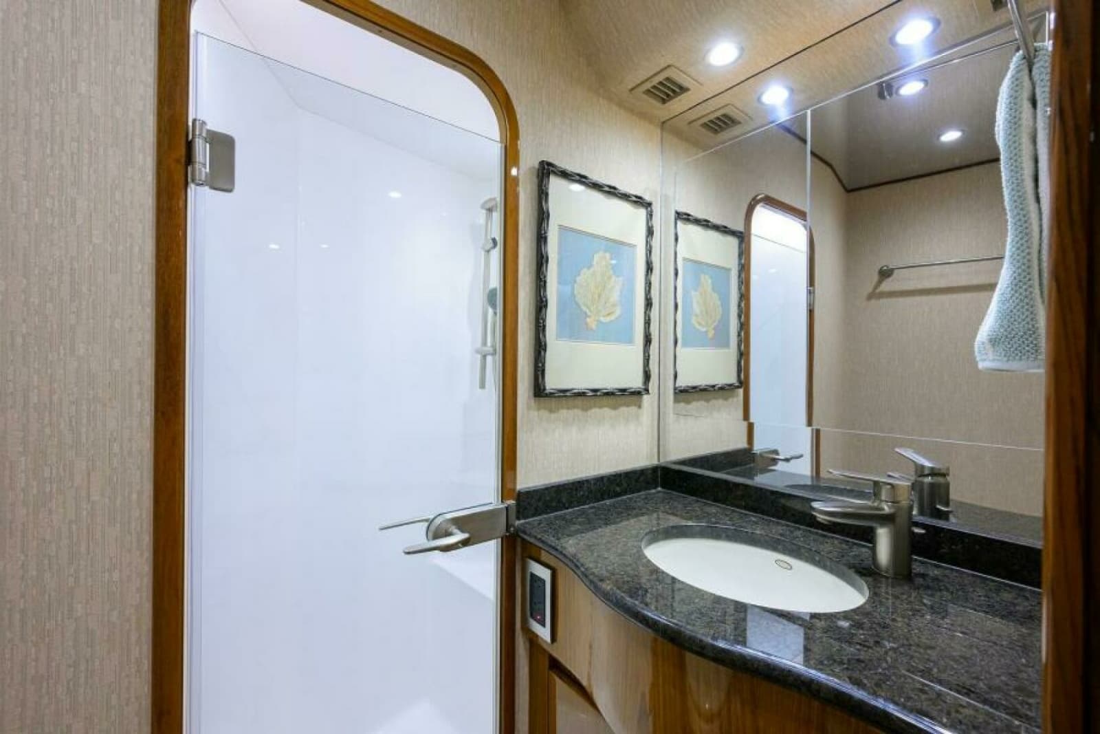 2013 Viking 82 Convertible - Photo 36