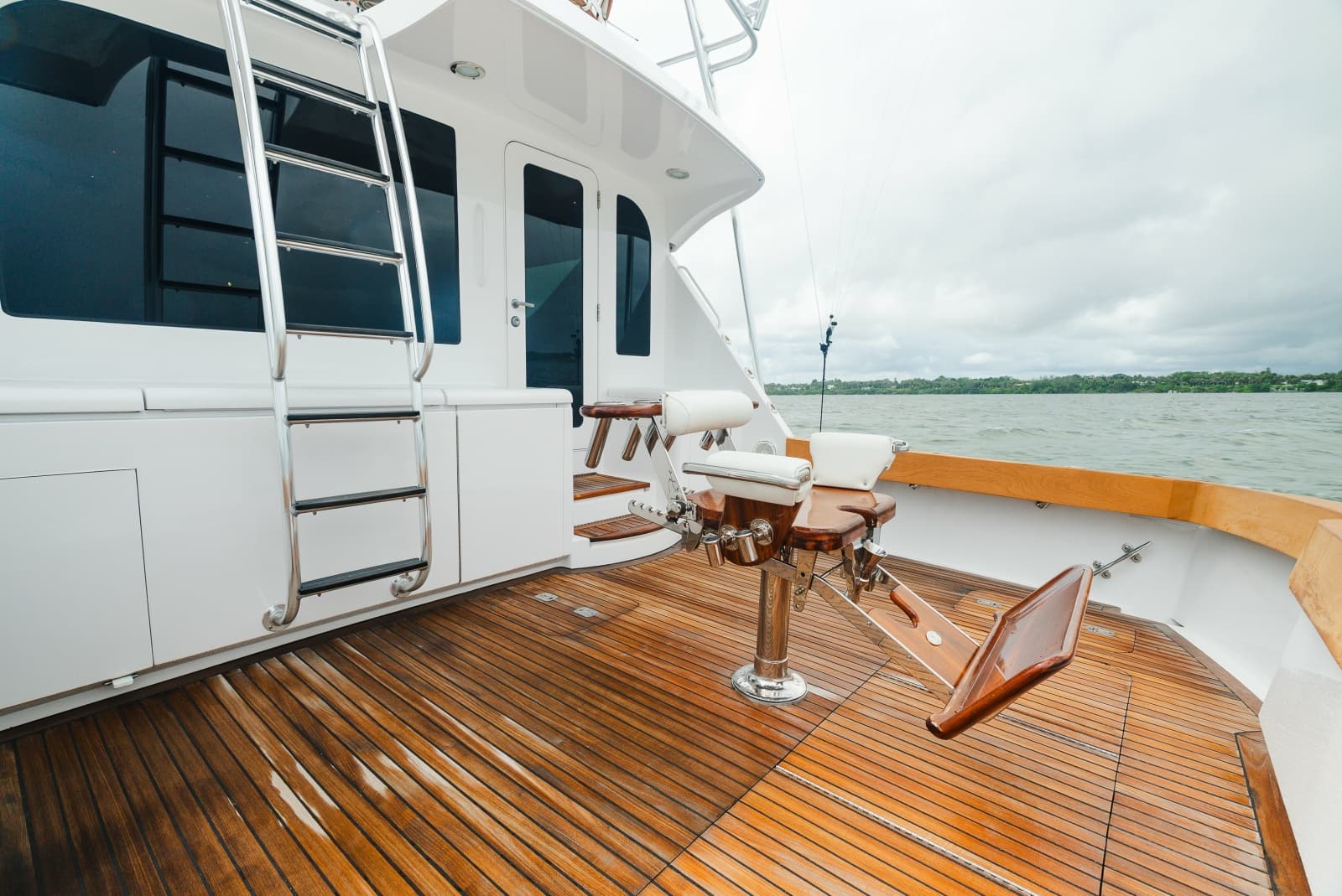 2005 Hatteras 60 Convertible - Photo 19