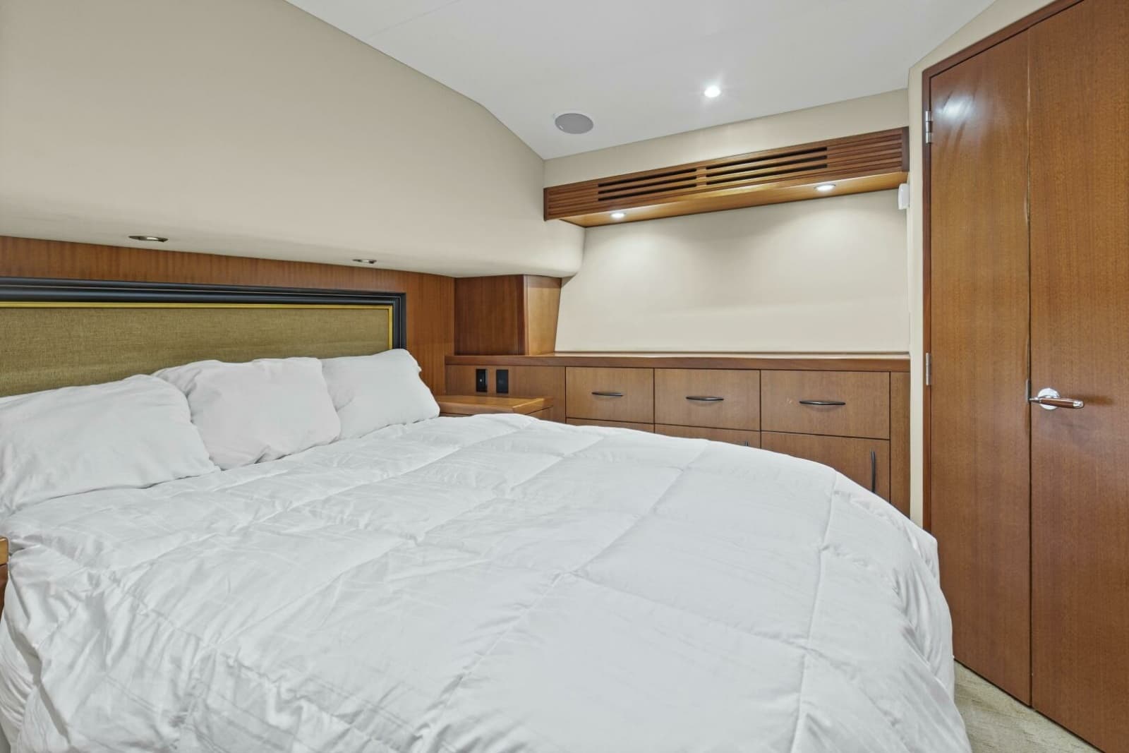 2008 Hatteras 60 Convertible - Photo 16