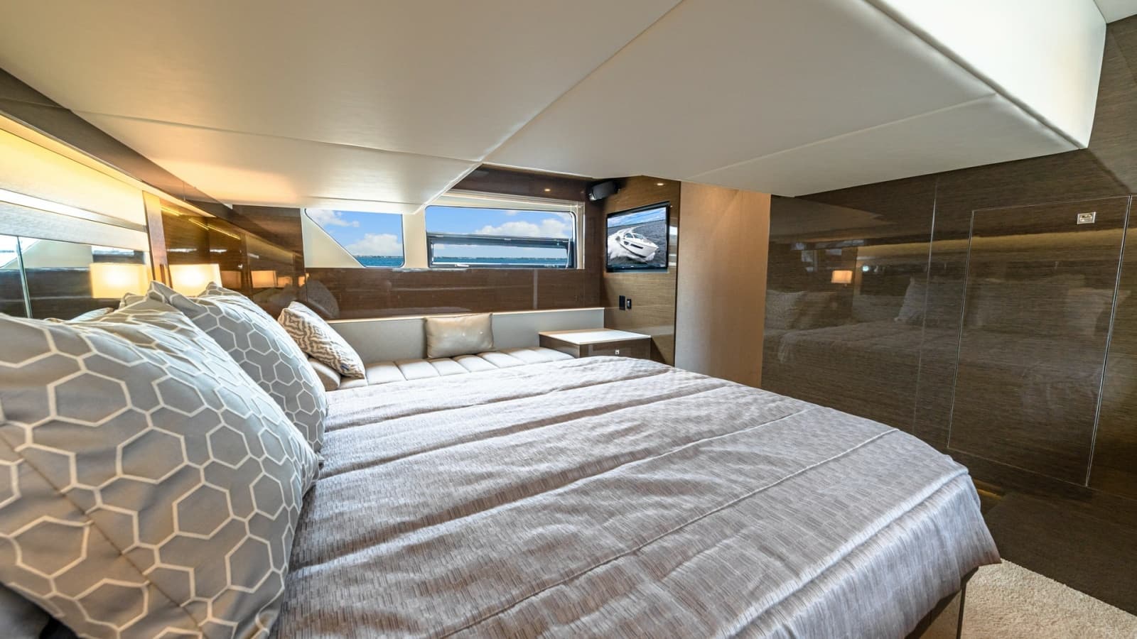 2019 Cruisers Yachts Cantius 46 - Photo 20