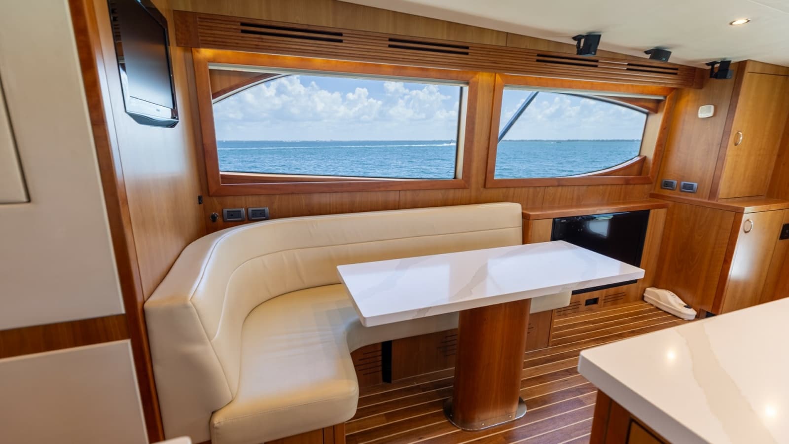 2010 Hatteras 60 GT - Photo 9