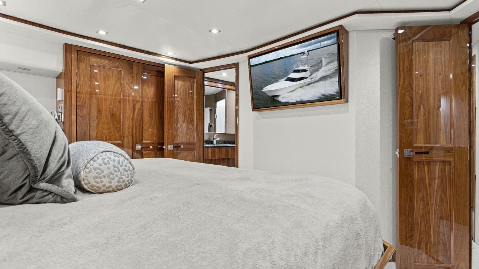 2017 Viking 72 Enclosed Bridge - Photo 31