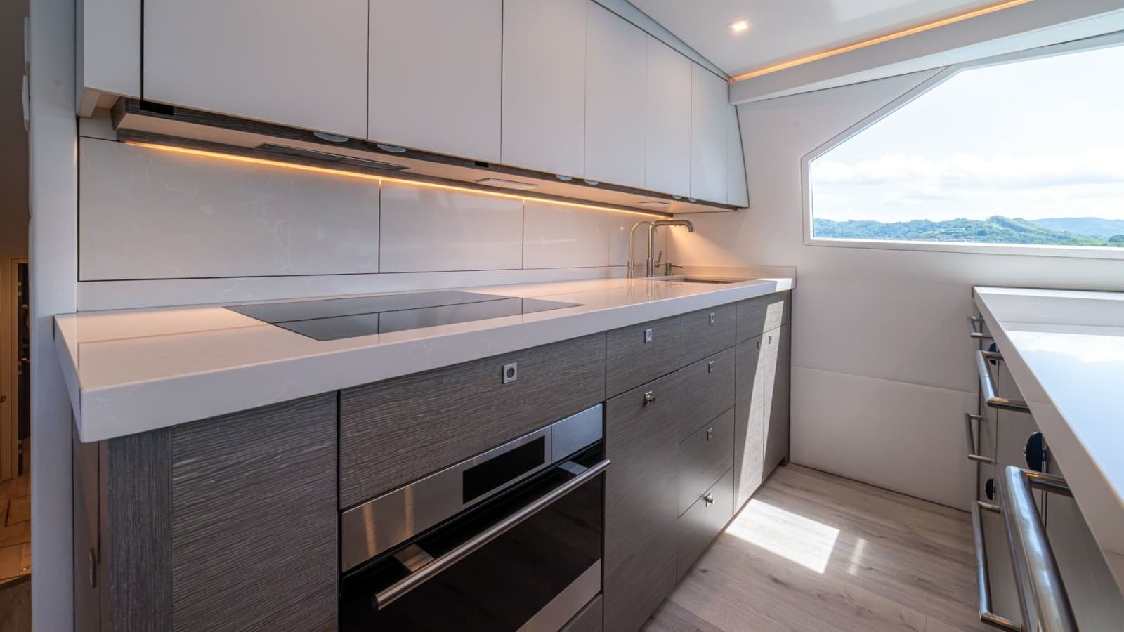 2024 Viking 64 Convertible - Photo 11