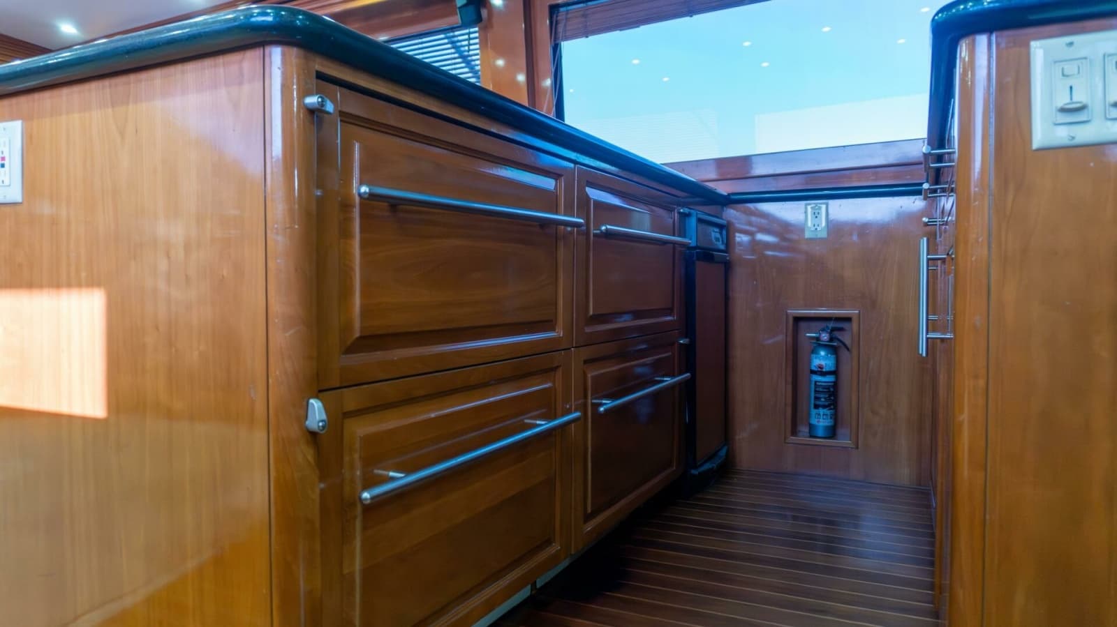 2001 Hatteras 60 Convertible - Photo 15